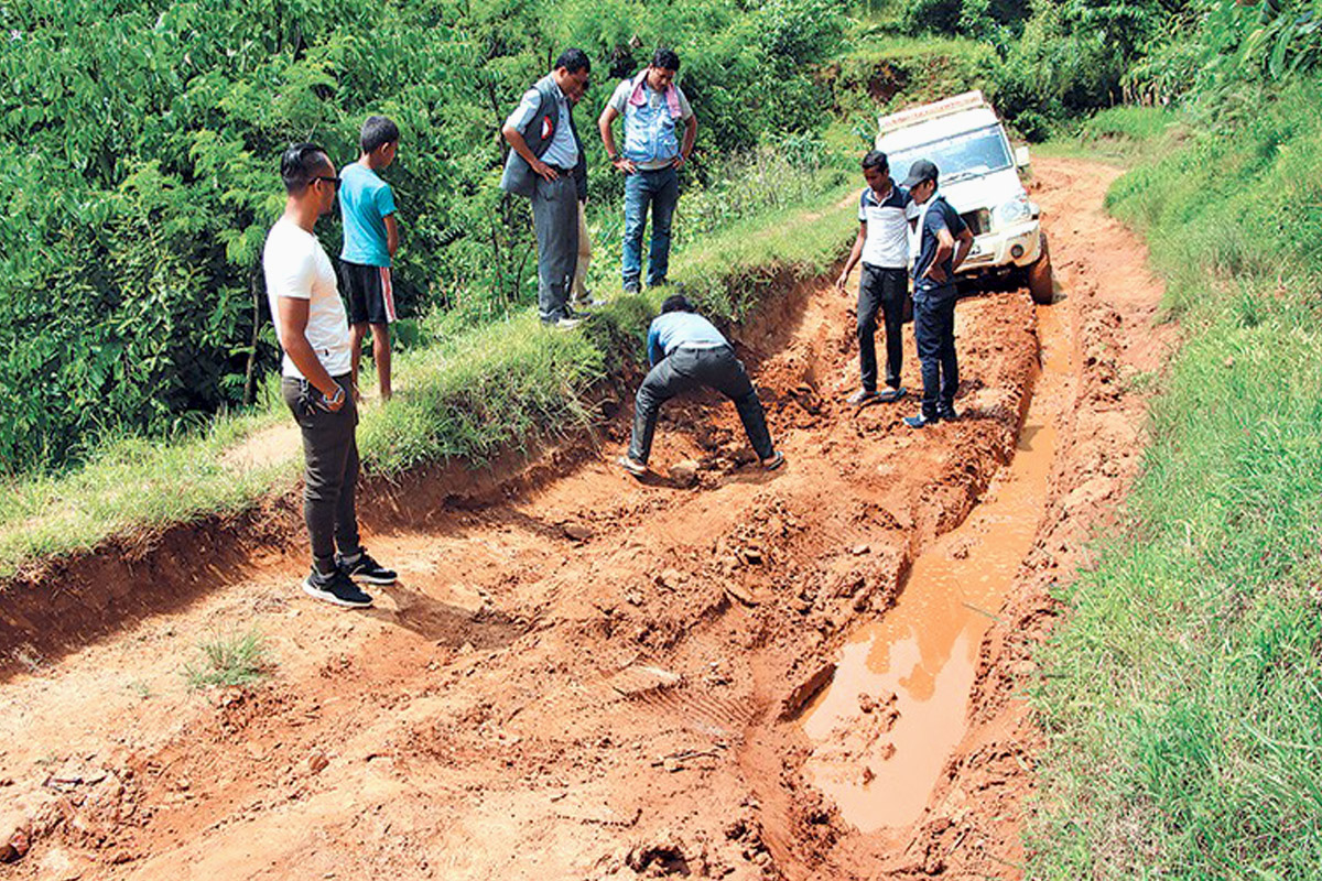 बाढी पहिरोको कारण जीर्ण भएका सडक मर्मत गरिँदै